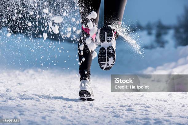 Winter Laufen Frau Stockfoto und mehr Bilder von Winter - Winter, Rennen - Körperliche Aktivität, Schnee
