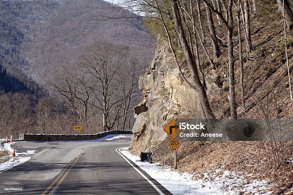 Curva del camino a través del parque nacional de las grandes montañas humeantes - Foto de stock de Invierno libre de derechos