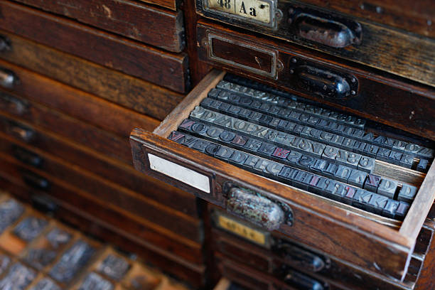 cartas de metal imprenta - letterpress special wood text fotografías e imágenes de stock