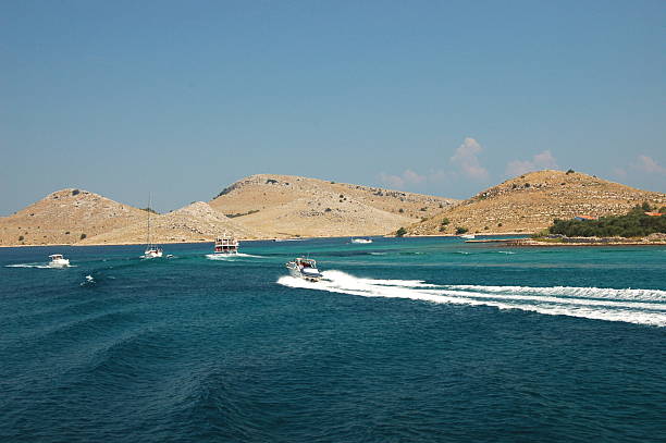 motorboats entre pintoresca expuesto rocky islas del archipiélago kornati, croacia - kornati fotografías e imágenes de stock