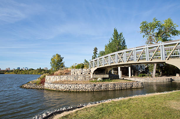 мост на traflager видом и пруд-озеро васкана regina - wascana lake стоковые фото и изображения