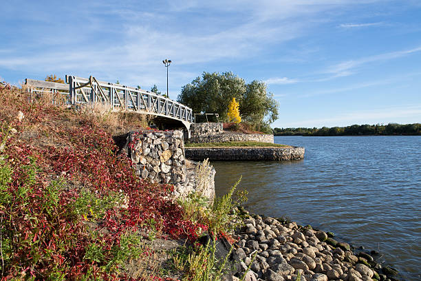 ponte no outono no trafagar vista para o lago e em regina - wascana lake - fotografias e filmes do acervo