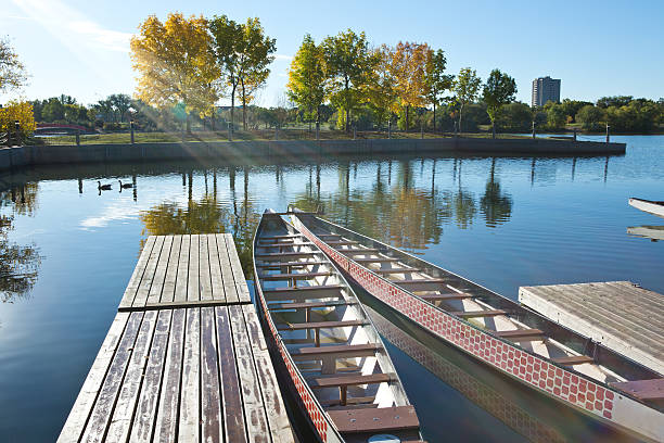 dragon boote in der wascana marina in regina saskatchewan - wascana lake stock-fotos und bilder