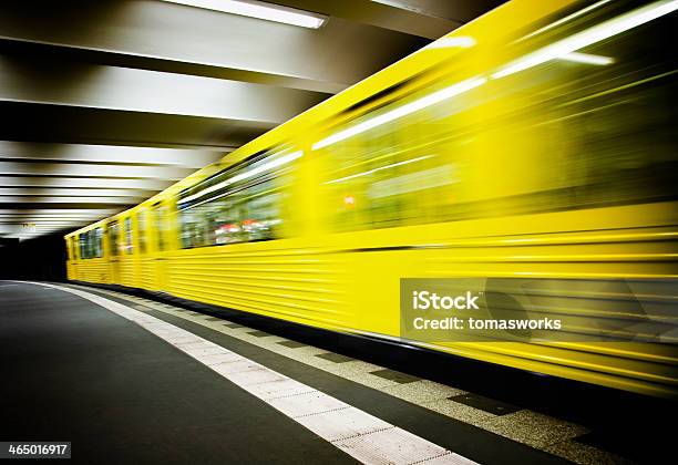 Tren Salga De La Estación Del Metro En Berlín Vacío Foto de stock y más banco de imágenes de Apearse