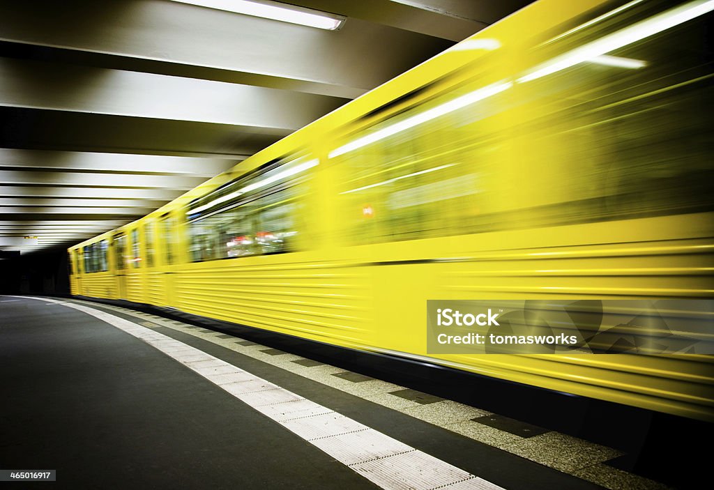 Vazio de Trem deixando a Estação de metro em Berlim - Royalty-free Berlim Foto de stock