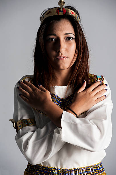 jovem posando com roupa egipto - cleopatra pharaoh ancient egyptian culture women imagens e fotografias de stock