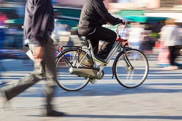 マウンテンバイクで動作 - pedestrian ストックフォトと画像