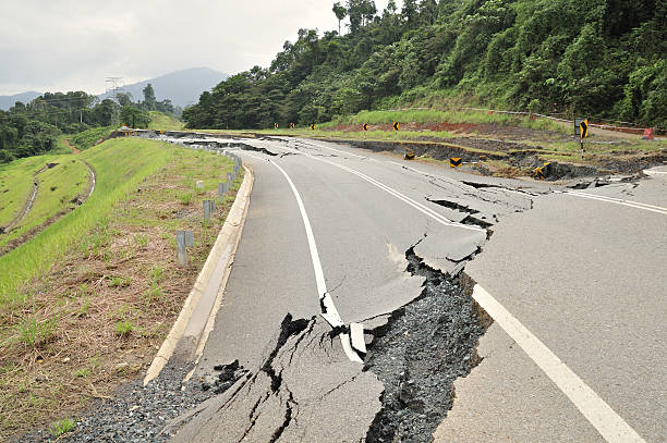 축소된 아스팔트 균열 road - earthquake 뉴스 사진 이미지