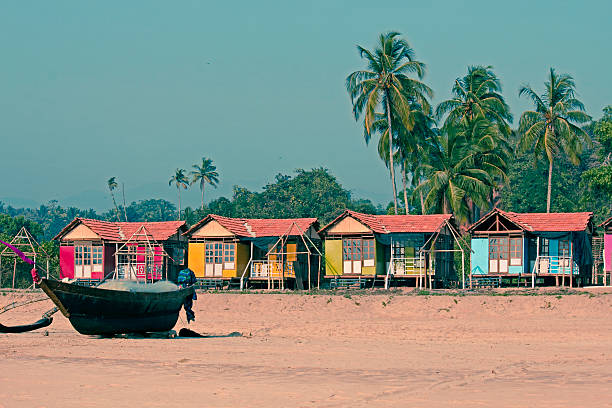 cocohut beach holiday bungalows sobre pilares agonda, goa en la playa - choza fotografías e imágenes de stock