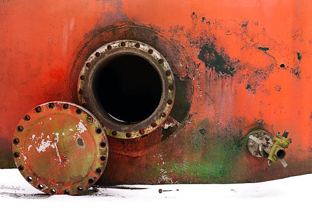 inaugurado rusty tapadera de cloaca - rusty storage tank nobody photography fotografías e imágenes de stock