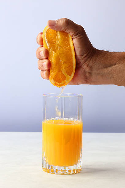 hand squeezed orange juice - 榨汁機 個照片及圖片檔