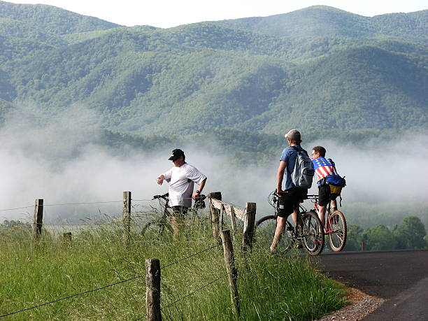 세 남성 on 자전거 산 백그라운드에서 - great smoky mountains great smoky mountains national park fog mountain 뉴스 사진 이미지