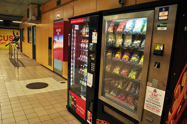 verkaufsautomat in u-bahn-zug in sydney - coin chocolate food chocolate coin stock-fotos und bilder