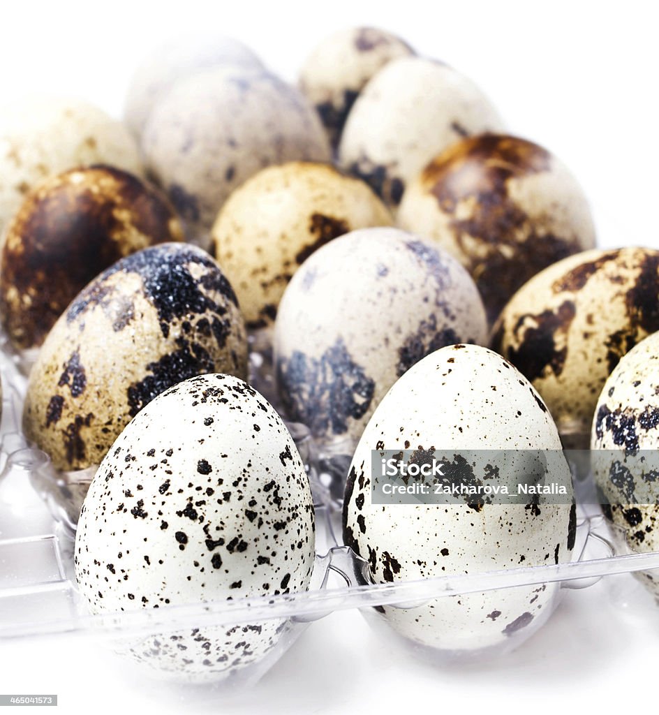 Gruppo di uova di quaglia in un contenitore di plastica, isolata - Foto stock royalty-free di Bianco