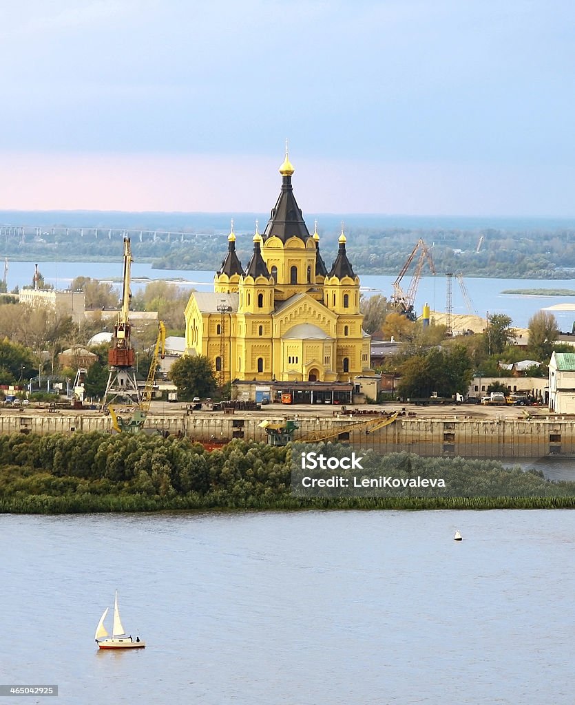 La Catedral Alexander Nevsky y el velero en la confluencia de los ríos Nizhny Novgorod - Foto de stock de Agua libre de derechos