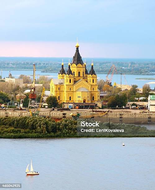 Cattedrale Alexander Nevsky E Barca A Vela Alla Confluenza Dei Fiumi Nizhny Novgorod - Fotografie stock e altre immagini di Acqua