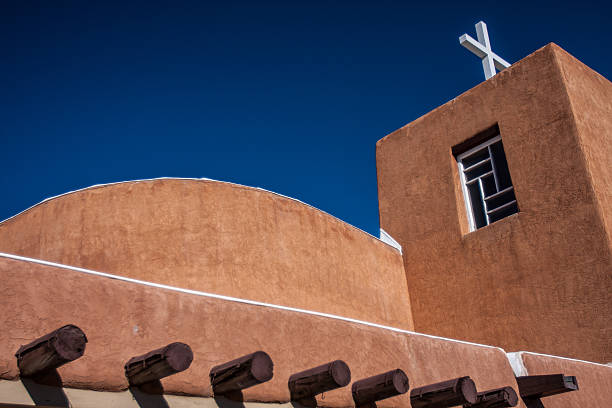 adobe миссия церковь в norther нью-мексико - latin american and hispanic ethnicity church catholicism mission стоковые фото и изображения