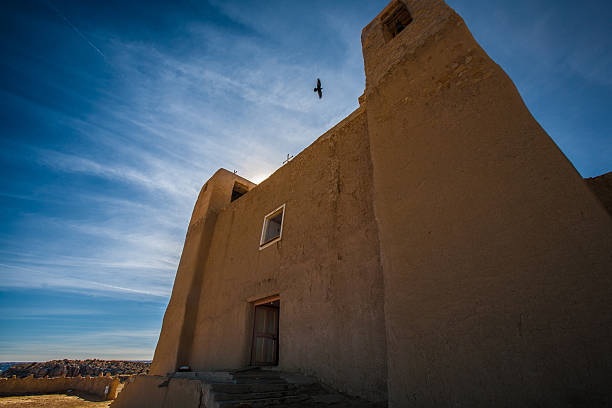 adobe миссия церковь в norther нью-мексико - latin american and hispanic ethnicity church catholicism mission стоковые фото и изображения