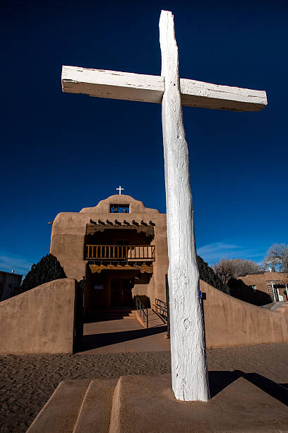 adobe миссия церковь на севере нью-мексико - latin american and hispanic ethnicity church catholicism mission стоковые фото и изображения