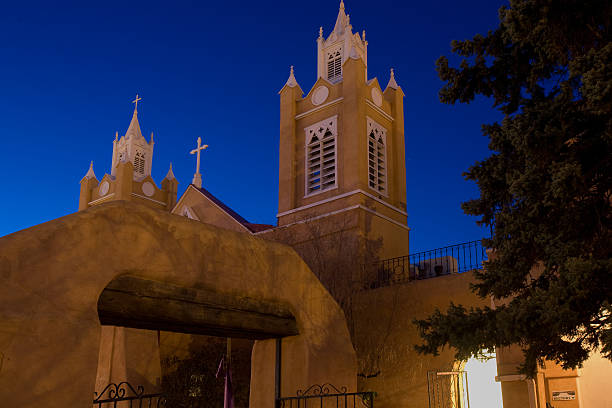 adobe missione chiesa a nord del nuovo messico - albuquerque catholicism church new mexico foto e immagini stock