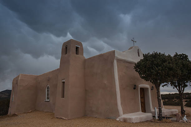 adobe миссия церковь на севере нью-мексико - latin american and hispanic ethnicity church catholicism mission стоковые фото и изображения