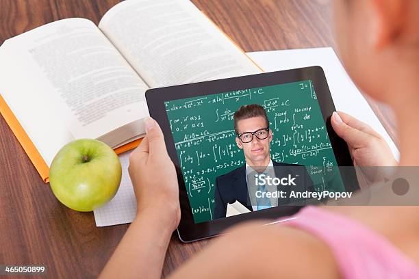 Mädchen Beobachten Bildung Und Schulungen Stockfoto und mehr Bilder von Klassenzimmer - Klassenzimmer, Lehrkraft, Bildung