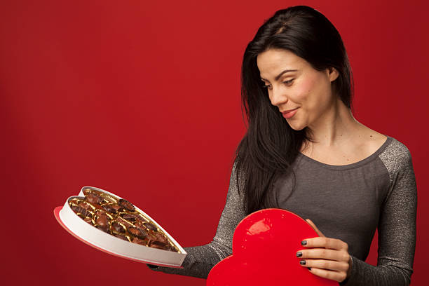 Ragazza con cuore di dolciumi - foto stock