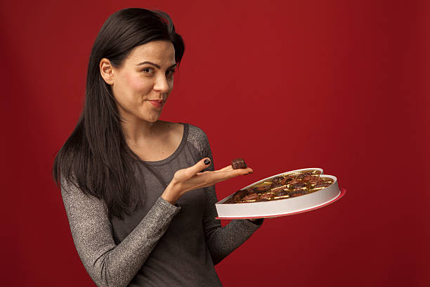 Ragazza con cuore di dolciumi - foto stock