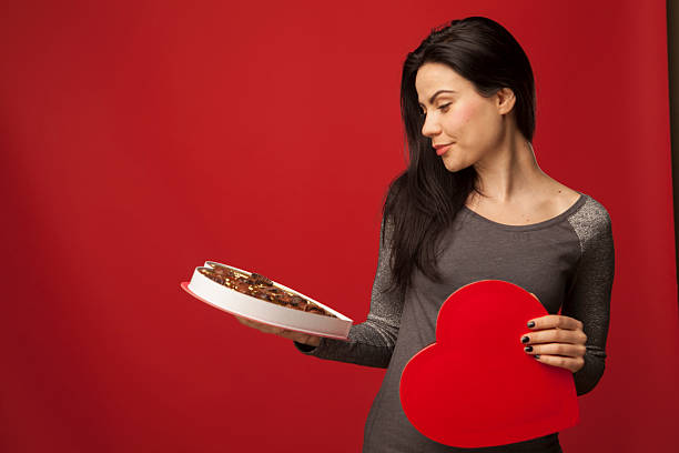 Ragazza con cuore di dolciumi - foto stock