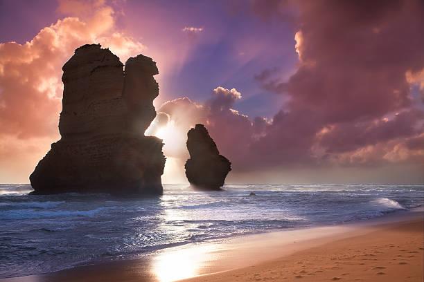 catena montuosa dei dodici apostoli al tramonto - twelve apostles sea rocks immagine foto e immagini stock