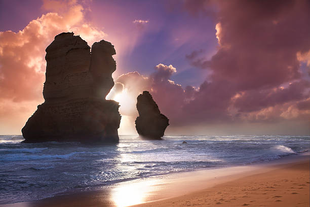 двенадцать апостолов-горная гряда на закате - landscape twelve apostles sea rocks sea rock стоковые фото и изображения