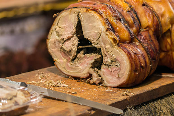 carne de porco assado porchetta (italiano) pronto para ser cortado. - roast beef beef roasted portion imagens e fotografias de stock