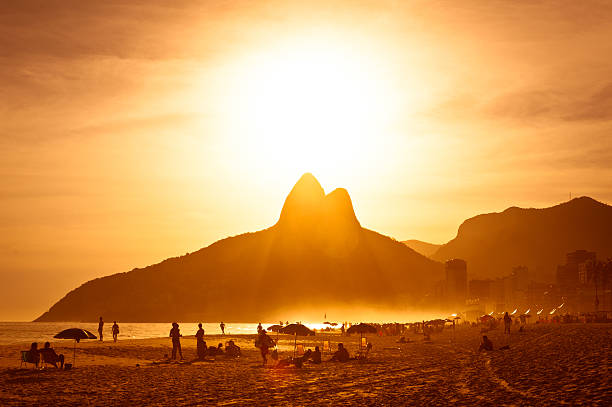 warme sonnenuntergang am strand von ipanema - rio de janeiro brazil landscape south america stock-fotos und bilder