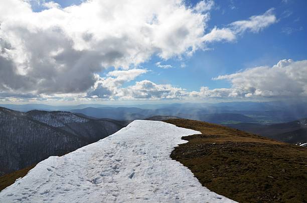 Navarre Mountain,Snow,Grass,clouds and mist