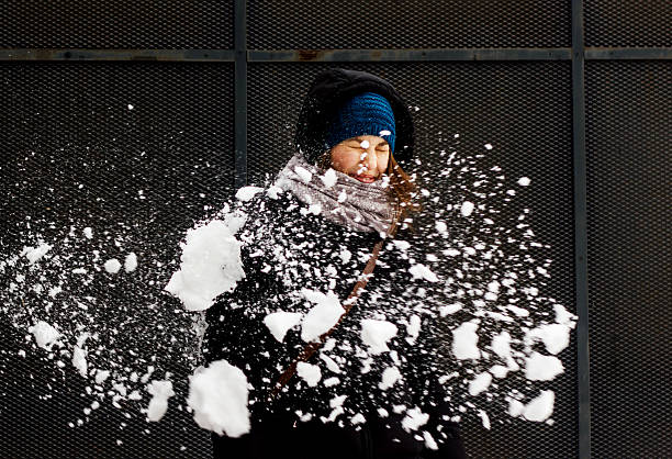 投げる若い女性の雪 ストックフォト