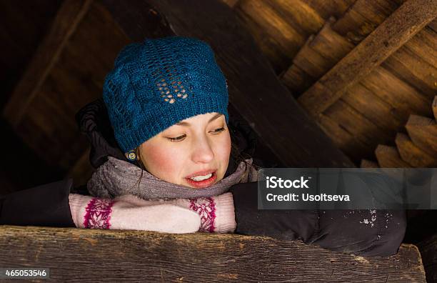 Retrato De Una Mujer Joven Foto de stock y más banco de imágenes de 20 a 29 años - 20 a 29 años, Abrigo, Abrigo de invierno