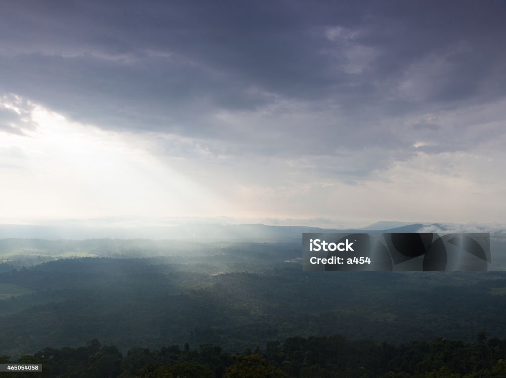 Luz del sol a través de las nubes en las montañas y bosques - Foto de stock de 2015 libre de derechos