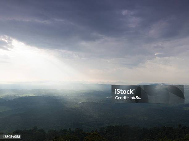 Luz Del Sol A Través De Las Nubes En Las Montañas Y Bosques Foto de stock y más banco de imágenes de 2015