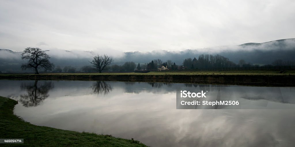 Lago azul con misty de fondo - Foto de stock de 2015 libre de derechos