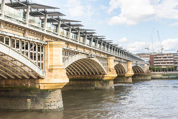 железнодорожный мост блэкфрайерс, london. - blackfriars bridge стоковые фото и изображения