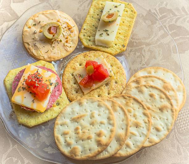 köstliche appetithäppchen - cheese portion cracker cheddar stock-fotos und bilder