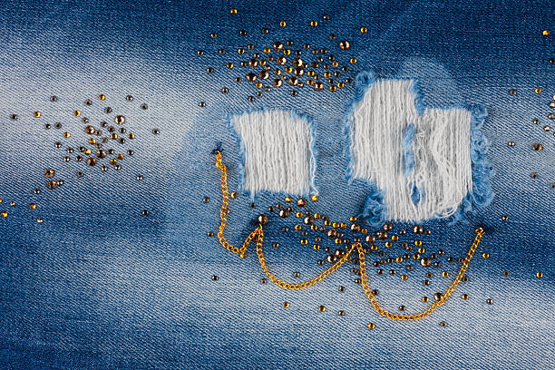 azul claro vaqueros rotos con rhinestones y cadena - pattern embroidery hole jeans fotografías e imágenes de stock