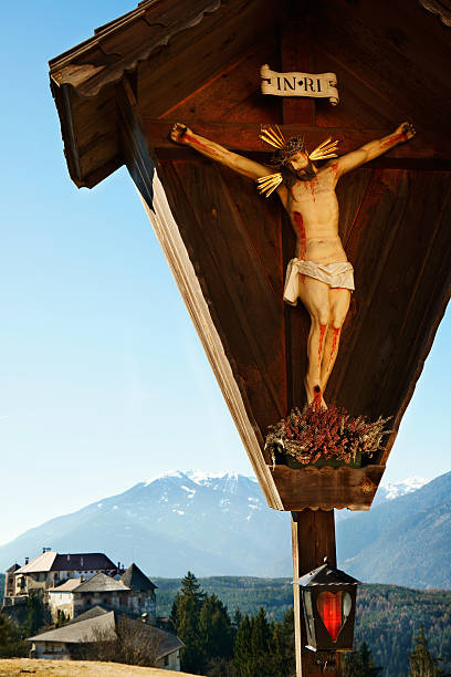crucified Jesus Christ statue mountain range and castle Crucified Jesus Christ statue in the italian alps near Brixen, South Tyrol. Rodenegg castle and mountain range in the background. Clear sky. Nobody. XXXL (Sony Alpha 7R) what mountain was jesus crucified on stock pictures, royalty-free photos & images