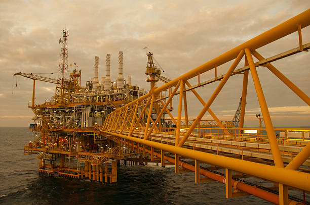 istock Oil and gas platform in the gulf. 465061937