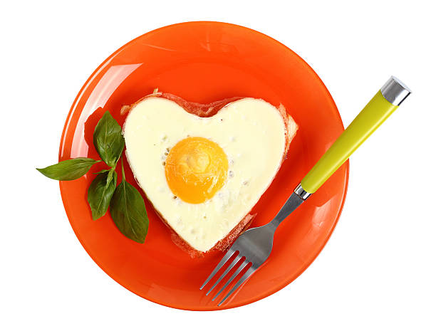 huevo frito lado soleado en forma de corazón - eggs breakfast heart shape fried egg fotografías e imágenes de stock