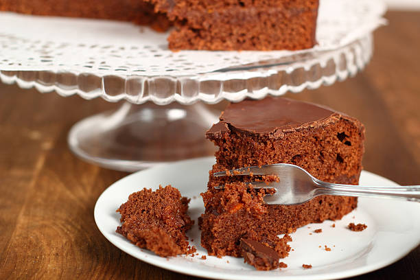 torta de chocolate - sachertorte cake chocolate cake portion - fotografias e filmes do acervo