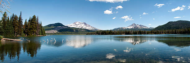 cascade lakes panorama Oregon lake panorama with Mountains reflected on the clear water of the lake cascade range stock pictures, royalty-free photos & images