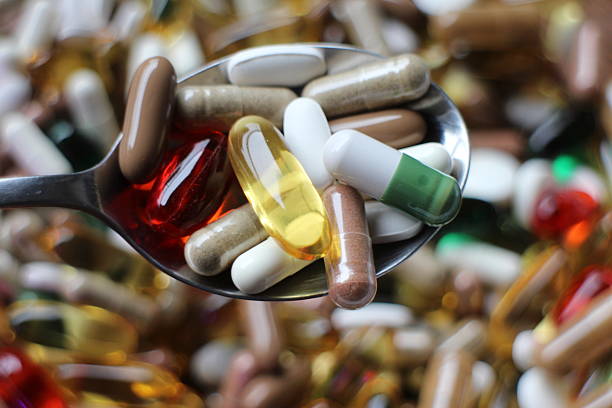 препарат, препараты - vitamin pill excess pill capsule стоковые фото и изображения