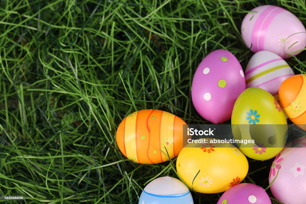 Uova di Pasqua colorate sull'erba - Foto stock royalty-free di Uovo di Pasqua