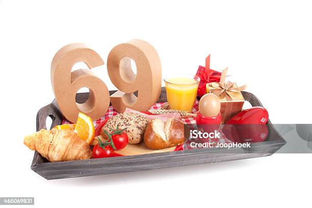 Cumpleaños De Desayuno Foto de stock y más banco de imágenes de 65-69 años - 65-69 años, Aniversario, Celebración - Ocasión especial